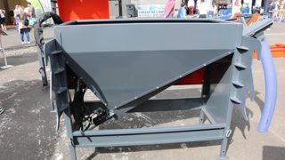 La vis sans fin est a vitesse réglable.